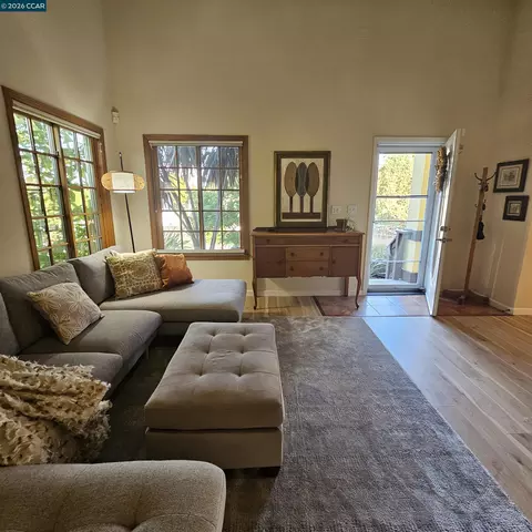 Entry Way - 151 Daniels Ave, Vallejo, CA 94590 photo 3 of 8