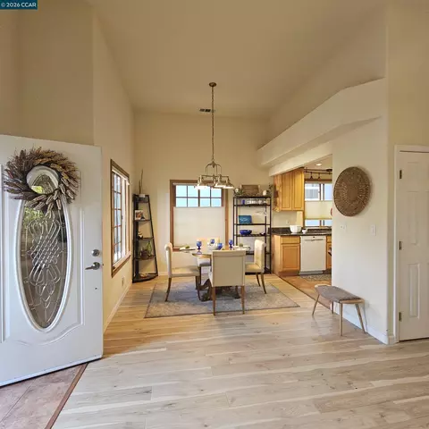 Entry Way - 151 Daniels Ave, Vallejo, CA 94590 photo 4 of 8