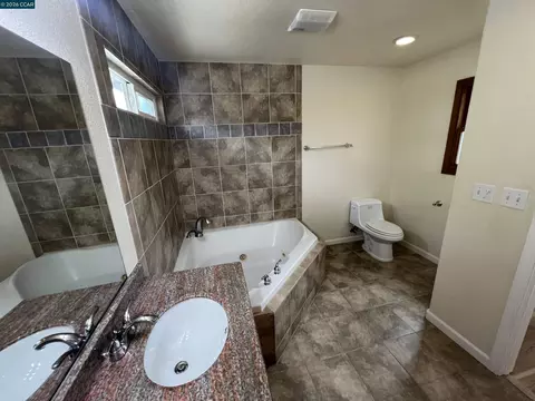 Bath - 151 Daniels Ave, Vallejo, CA 94590 photo 5 of 7