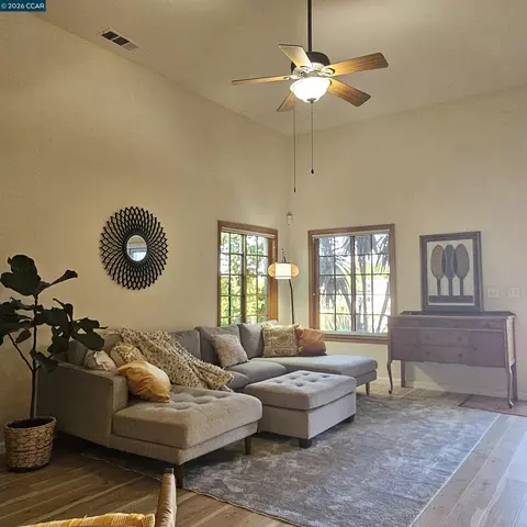 Living - 151 Daniels Ave, Vallejo, CA 94590 photo 4 of 5