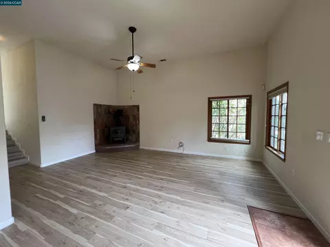 Living - 151 Daniels Ave, Vallejo, CA 94590 photo 3 of 5