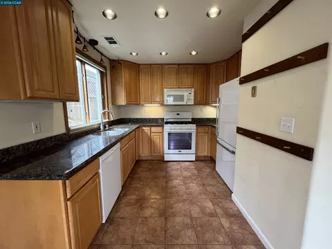 Kitchen - 151 Daniels Ave, Vallejo, CA 94590 photo 5 of 7