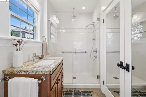 Bath - 1106 Russell St, Berkeley, CA 94702 photo 3 of 6