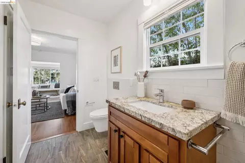 Bath - 1106 Russell St, Berkeley, CA 94702 photo 4 of 6