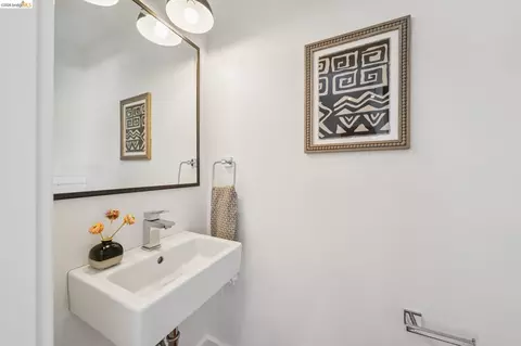 Bath - 1106 Russell St, Berkeley, CA 94702 photo 1 of 6