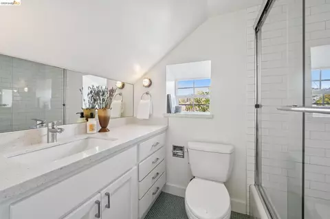 Bath - 1106 Russell St, Berkeley, CA 94702 photo 5 of 6