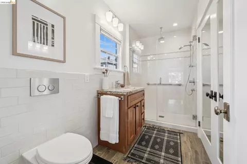 Bath - 1106 Russell St, Berkeley, CA 94702 photo 2 of 6