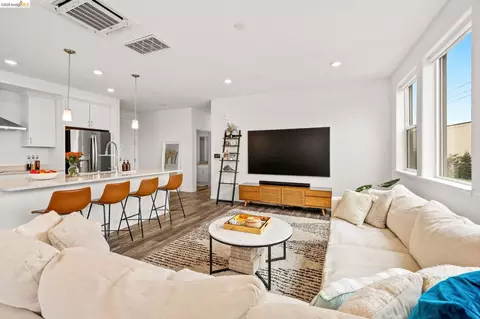 Living - 2875 Tradewind Dr, Alameda, CA 94501 photo 1 of 2