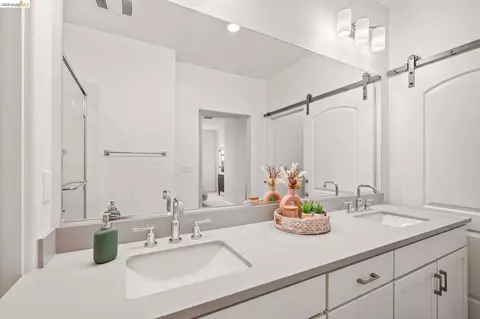 Bath - 2875 Tradewind Dr, Alameda, CA 94501 photo 2 of 4
