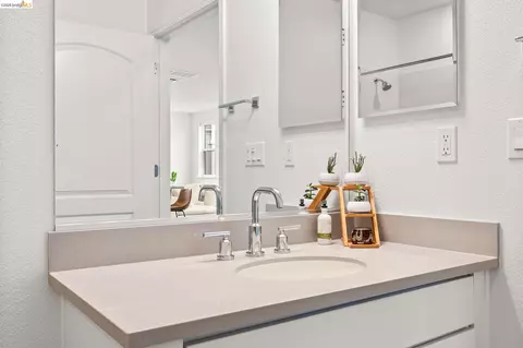 Bath - 2875 Tradewind Dr, Alameda, CA 94501 photo 4 of 4
