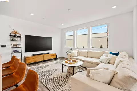 Living - 2875 Tradewind Dr, Alameda, CA 94501 photo 2 of 2