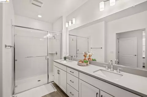 Bath - 2875 Tradewind Dr, Alameda, CA 94501 photo 1 of 4