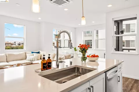 Kitchen - 2875 Tradewind Dr, Alameda, CA 94501 photo 5 of 7