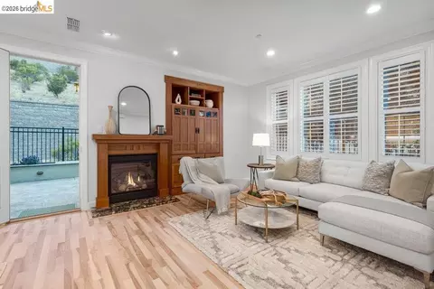 Living - 207 Flagship Ct, Richmond, CA 94801 photo 2 of 2