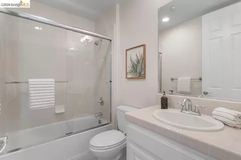 Bath - 207 Flagship Ct, Richmond, CA 94801 photo 6 of 7