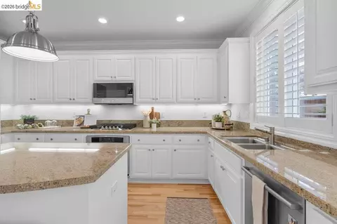 Kitchen - 207 Flagship Ct, Richmond, CA 94801 photo 3 of 5