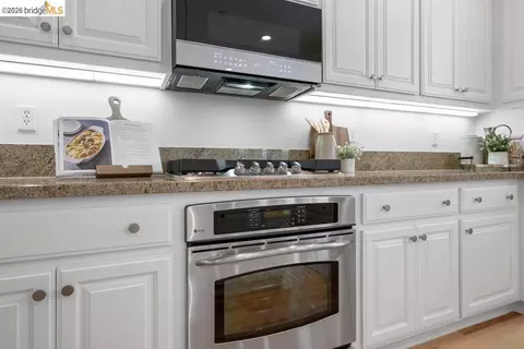 Kitchen - 207 Flagship Ct, Richmond, CA 94801 photo 4 of 5