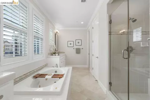 Bath - 207 Flagship Ct, Richmond, CA 94801 photo 2 of 7