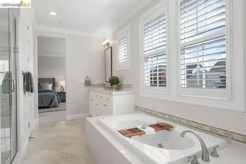 Bath - 207 Flagship Ct, Richmond, CA 94801 photo 1 of 7
