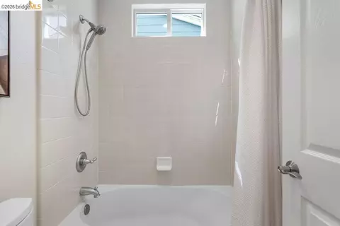 Bath - 207 Flagship Ct, Richmond, CA 94801 photo 5 of 7