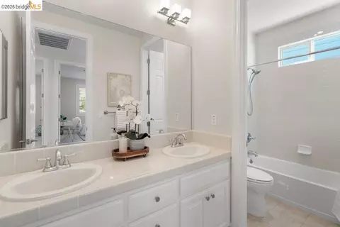 Bath - 207 Flagship Ct, Richmond, CA 94801 photo 4 of 7