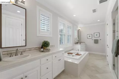 Bath - 207 Flagship Ct, Richmond, CA 94801 photo 3 of 7