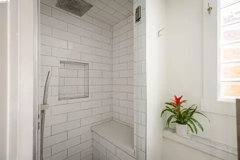 Bath - 1564 Beverly Pl, Berkeley, CA 94706 photo 3 of 3