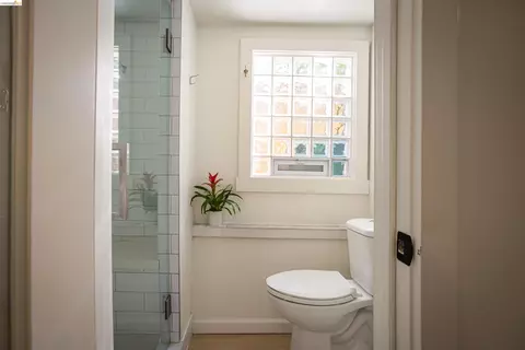 Bath - 1564 Beverly Pl, Berkeley, CA 94706 photo 2 of 3