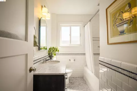 Bath - 1564 Beverly Pl, Berkeley, CA 94706 photo 1 of 3