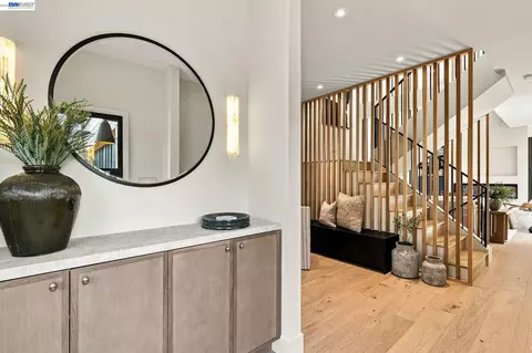 Entry Way - 6801 Buckingham Blvd, Berkeley, CA 94705 photo 2 of 4