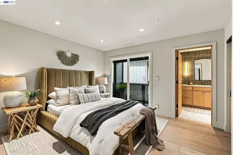 Bedroom - 6801 Buckingham Blvd, Berkeley, CA 94705 photo 1 of 9