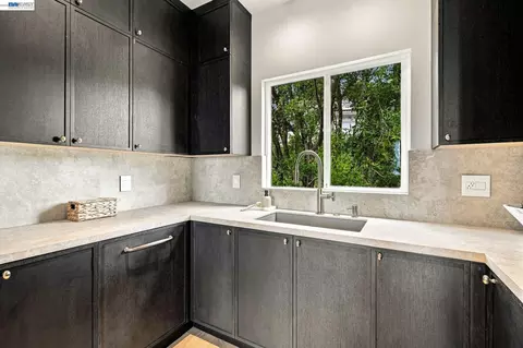 Kitchen - 6801 Buckingham Blvd, Berkeley, CA 94705 photo 2 of 4