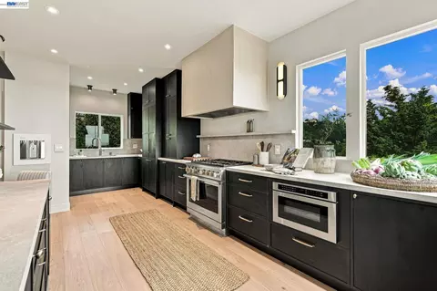 Kitchen - 6801 Buckingham Blvd, Berkeley, CA 94705 photo 1 of 4