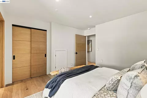 Bedroom - 6801 Buckingham Blvd, Berkeley, CA 94705 photo 2 of 9