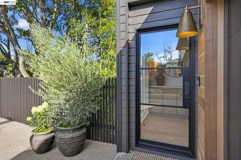 Entry Way - 6801 Buckingham Blvd, Berkeley, CA 94705 photo 1 of 4