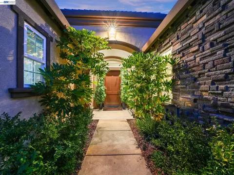Entry Way - 65 Stonebrae Rd, Hayward, CA 94542 photo 1 of 4