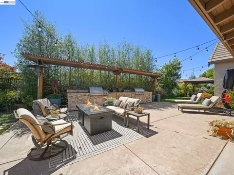 Exterior - 65 Stonebrae Rd, Hayward, CA 94542 photo 18 of 30