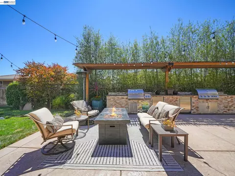 Exterior - 65 Stonebrae Rd, Hayward, CA 94542 photo 19 of 30