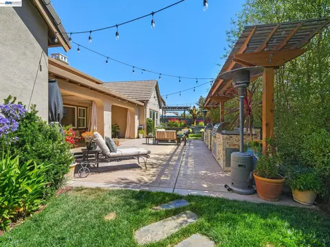 Exterior - 65 Stonebrae Rd, Hayward, CA 94542 photo 15 of 30