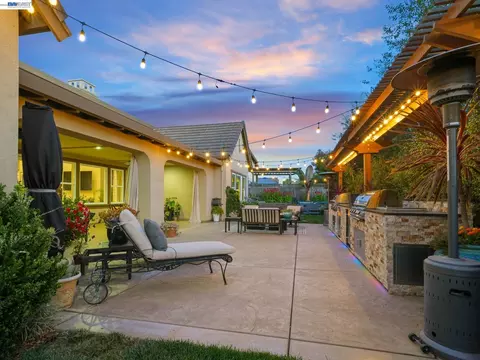 Exterior - 65 Stonebrae Rd, Hayward, CA 94542 photo 27 of 30