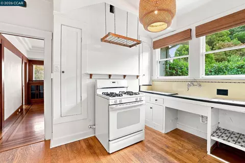 Kitchen - 1117 El Dorado, Vallejo, CA 94590 photo 2 of 3