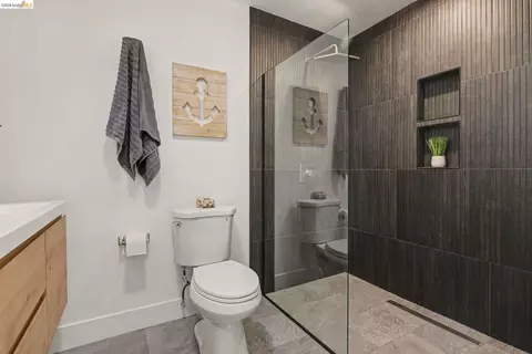 Bath - 545 E Arques Ave, Sunnyvale, CA 94085 photo 2 of 3