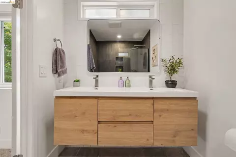 Bath - 545 E Arques Ave, Sunnyvale, CA 94085 photo 1 of 3