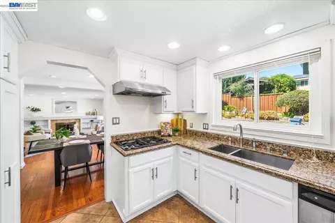 Kitchen - 11738 Silvergate Dr, Dublin, CA 94568 photo 4 of 6