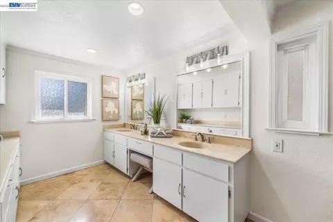 Bath - 11738 Silvergate Dr, Dublin, CA 94568 photo 2 of 3