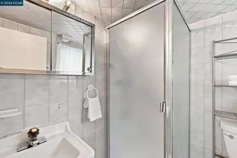 Bath - 161 Viewmont Ave, Vallejo, CA 94590 photo 3 of 4