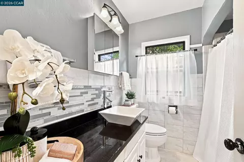 Bath - 161 Viewmont Ave, Vallejo, CA 94590 photo 1 of 4