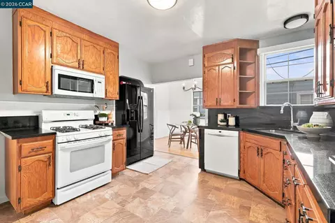 Kitchen - 161 Viewmont Ave, Vallejo, CA 94590 photo 1 of 3