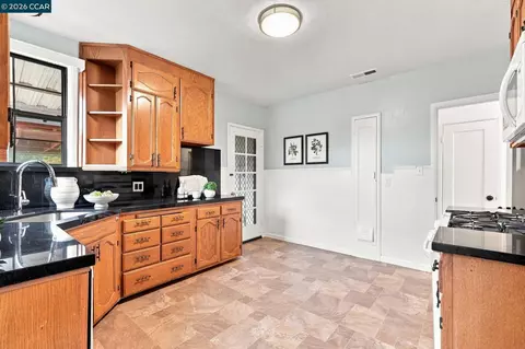 Kitchen - 161 Viewmont Ave, Vallejo, CA 94590 photo 3 of 3