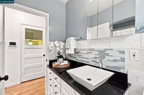 Bath - 161 Viewmont Ave, Vallejo, CA 94590 photo 2 of 4
